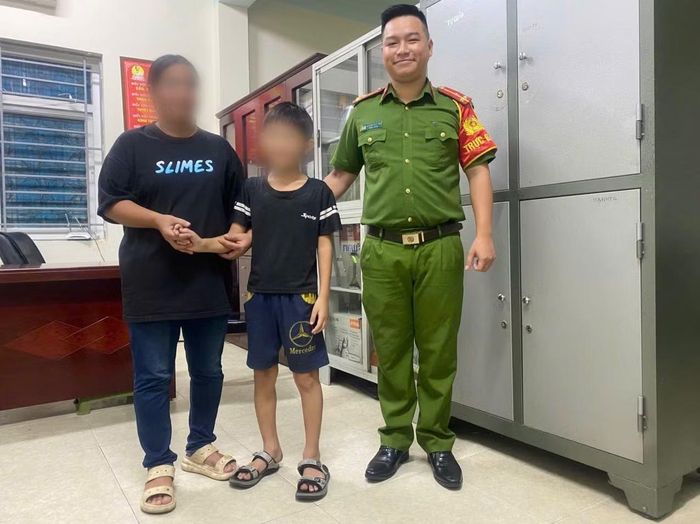 Gia đình xúc động đón cháu bé trở về sau gần một tháng đi lạc.