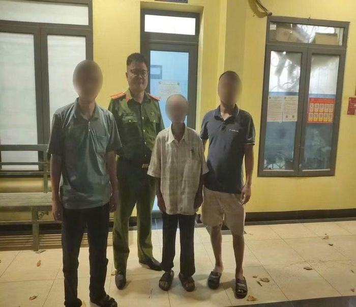 Gia đình vui mừng đến Công an xã đón cụ Đ về nhà.