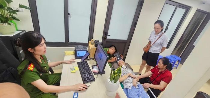 Cán bộ Công an phường Yên Nghĩa tận tình hỗ trợ thu nhận dữ liệu mống mắt cho anh N.M.H. theo đúng quy trình.