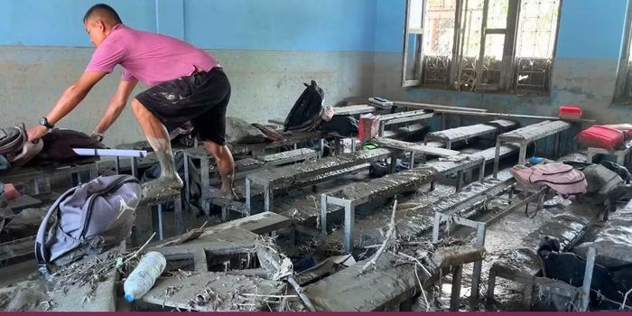 Khoảng 17 phòng học của trường bị phủ bởi lớp bùn và cát dày gần 1,2 m. Ảnh: Himal Press