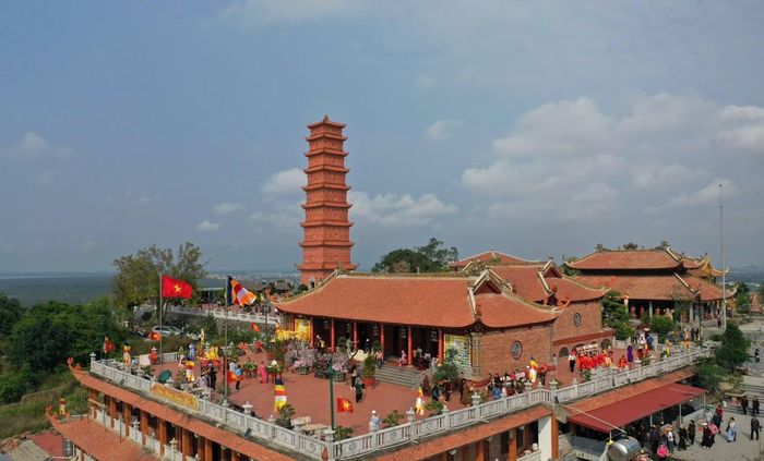 Không khí du lịch tại quần thể chùa tháp Tường Long (Hải Phòng).