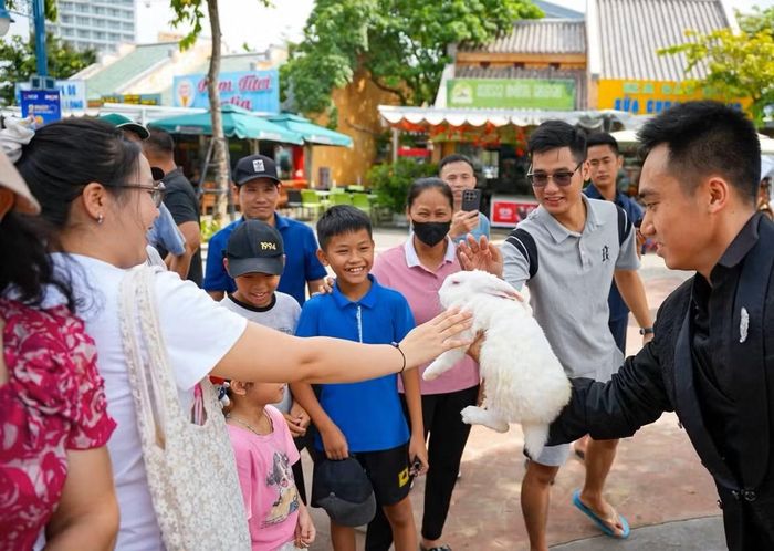 Khách du lịch đến Quảng Ninh hào hứng trong không khí an toàn, thân thiện.
