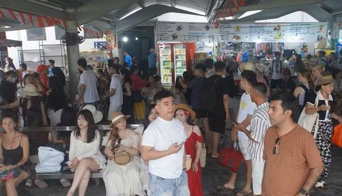 Du khách đợi phà sang đảo Cát Bà (Hải Phòng) trải nghiệm dịp nghỉ lễ.