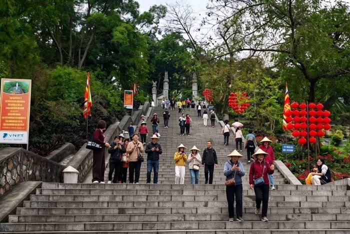 Đông đảo du khách đến Khu di tích quốc gia đặc biệt Côn Sơn - Kiếp Bạc (Hải Phòng) dịp nghỉ lễ.