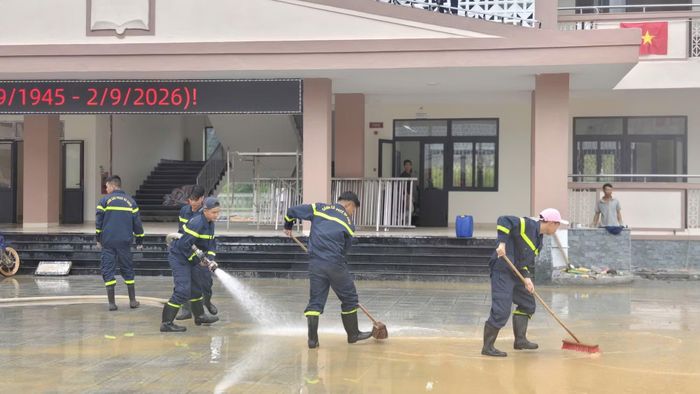 Lực lượng Cảnh sát phòng cháy, chữa cháy và cứu nạn, cứu hộ Công an TP Huế sử dụng phương tiện chuyên dụng để phun rửa, làm sạch khuôn viên trường lớp.