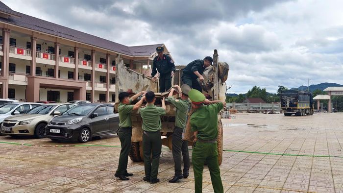 Thu dọn vật liệu phế thải tại các trường học biên giới vừa được xây mới.