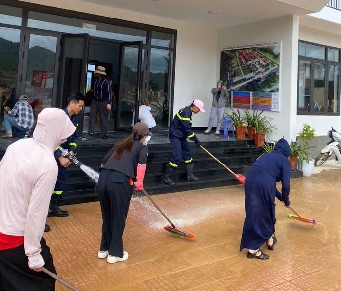 Cùng với tuổi trẻ Công an TP Huế, nhiều đoàn viên tại vùng biên cũng được huy động đến để dọn vệ sinh các ngôi trường xây mới.