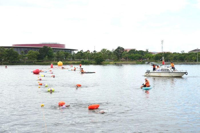 Cảnh sát PCCC và CNCH Công an TP Huế túc trực trên sông Hương, đảm bảo an toàn giải thể thao 2 môn phối hợp bơi - chạy “Aqua Warriors Huế 2026”.