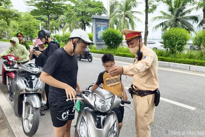 Trường hợp là học sinh dưới 16 tuổi (thiếu niên áo phông đen trong ảnh) cũng bị CSGT kiểm tra.
