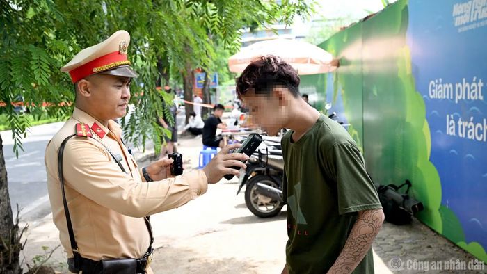 Cảnh sát kiểm tra nồng độ cồn một thanh niên và phát hiện vi phạm.