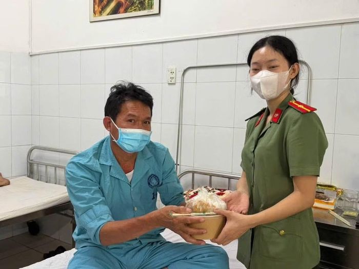 Hội Phụ nữ, Đoàn Thanh niên Công an phường Cẩm Lệ chuẩn bị những phần quà Trung thu dành tặng trẻ em có hoàn cảnh khó khăn.
