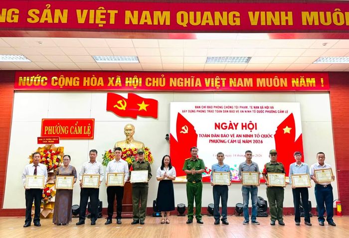 Người dân phường Cẩm Lệ tích cực tham gia phong trào Toàn dân bảo vệ an ninh Tổ quốc, cung cấp nguồn tin có giá trị cho lực lượng Công an.
