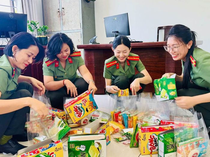 Hội Phụ nữ, Đoàn Thanh niên Công an phường Cẩm Lệ chuẩn bị những phần quà Trung thu dành tặng trẻ em có hoàn cảnh khó khăn.