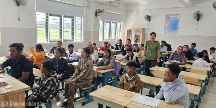 Cán bộ, giáo viên nhà trường làm thủ tục nhập học cho học sinh.