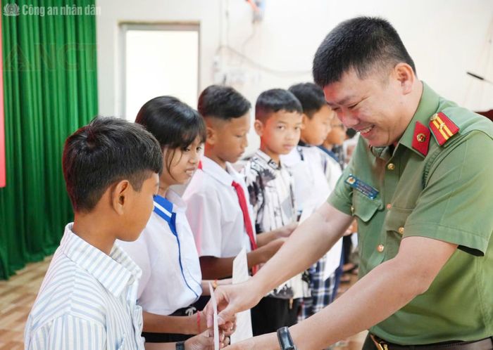 Ban Giám hiệu Trường Văn hóa CAND III thăm hỏi, tặng quà các em học sinh đến nhập học.