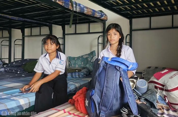 Đông đảo phụ huynh đưa con, em đến Trường Văn hóa CAND III làm thủ tục nhập học.
