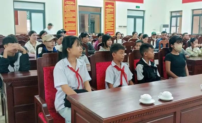 Những học sinh có hoàn cảnh khó khăn trúng tuyển vào Trường Văn hoá CAND II tại buổi gặp mặt.