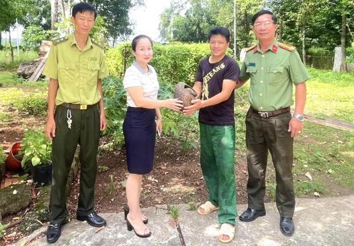 Công an phường Bình Phước và Kiểm lâm tiếp nhận cá thể tê tê do người dân giao nộp.