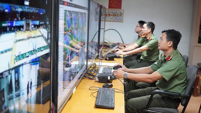 Trung tâm Thông tin Chỉ huy hiện trường kết nối, cập nhật tình hình tại các điểm thi đấu, phục vụ công tác điều hành. (Ảnh NK - CAĐN)
