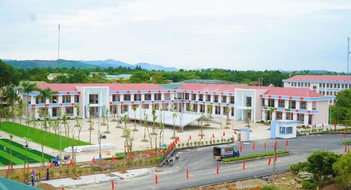 Trường Phổ thông nội trú TH&THCS Hương Khê đã hoàn thiện, sẵn sàng chào đón hơn 1.600 học sinh vùng biên giới vào năm học mới 2026 - 2027.