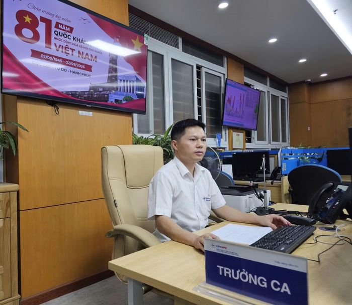 Anh Phạm Hồng Quân, Trưởng ca Trung tâm Chăm sóc khách hàng cùng đồng nghiệp duy trì trực 24/7, sẵn sàng tiếp nhận và hỗ trợ khách hàng trong dịp Quốc khánh 2/9.