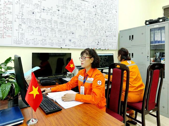 Chị Hoàng Thị Hồng Nga, Tổ trưởng Tổ trực vận hành Điện lực Bằng Giang - Công ty Điện lực Cao Bằng cùng đồng nghiệp theo dõi tình trạng vận hành hệ thống.