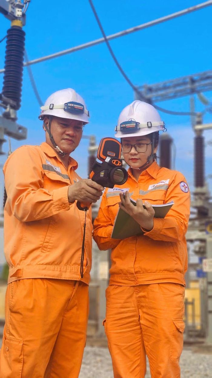 Chị Đỗ Thị Quỳnh, nhân viên Xí nghiệp Lưới điện Cao thế Quảng Ninh - Công ty Điện lực Quảng Ninh, cùng đồng nghiệp thực hiện nhiệm vụ trong ca trực dịp Quốc khánh 2/9.