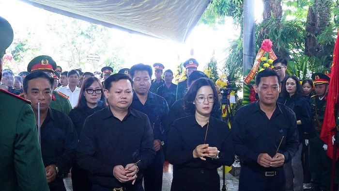 Đại diện lãnh đạo chính quyền địa phương dâng hoa, dâng hương trong lễ viếng, lễ truy điệu liệt sĩ Nguyễn Quốc Hội.