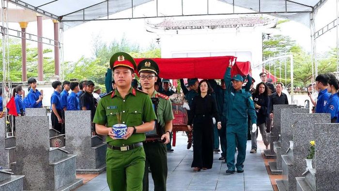 Lễ an táng liệt sĩ Nguyễn Quốc Hội.