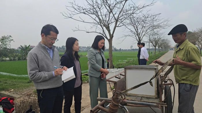 Nông dân Hải Phòng hào hứng tham gia thử nghiệm sản xuất lúa phát thải thấp. Ảnh: Trần Huy