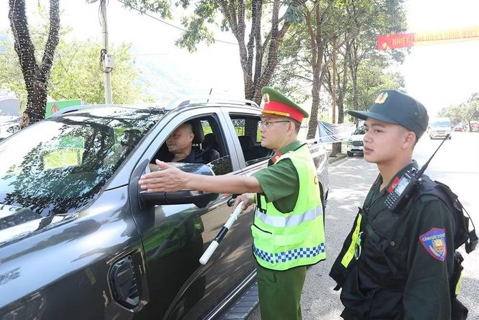 Lực lượng Công an trật tự phân làn, phân luồng cho du khách tham gia sự kiện.