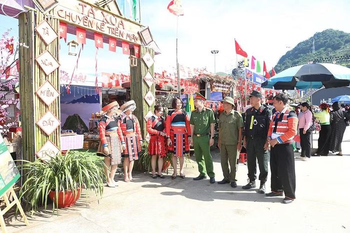 CBCS Công an tăng cường tuyên truyền tới người dân trong đảm bảo an ninh, an toàn trong thời gian diễn ra sự kiện.
