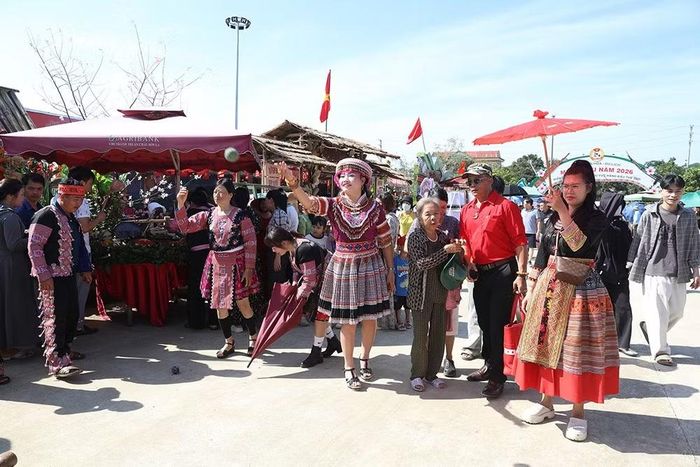Nhân dân, du khách tham gia các hoạt động tại lễ hội.
