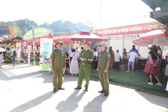 Công an phường Mộc Châu và lực lượng ANTT ở cơ sở tăng cường công tác tuần tra tại điểm diễn ra sự kiện chính.