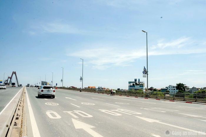 Tốc độ tối đa được sơn xuống mặt đường trên cầu Nhật Tân.