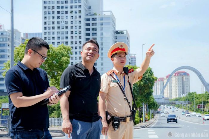 CSGT Hà Nội cùng Sở Xây dựng khảo sát tại cầu Nhật Tân.