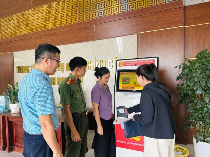 Lực lượng Công an hướng dẫn người dân lấy số thứ tự và trình tự thực hiện thủ tục hành chính.