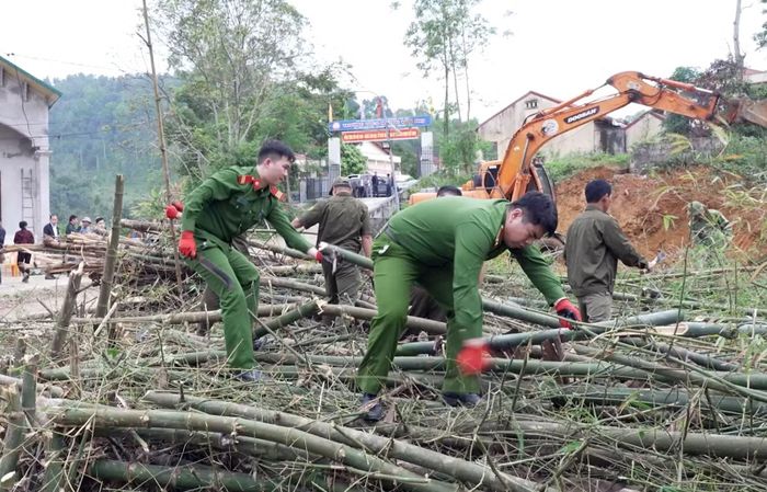 Công an tỉnh Lạng Sơn chung tay hỗ trợ các đơn vị thi công khẩn trương xây dựng trường học, kịp thời giúp các cháu học sinh địa bàn biên giới bước vào năm học mới.