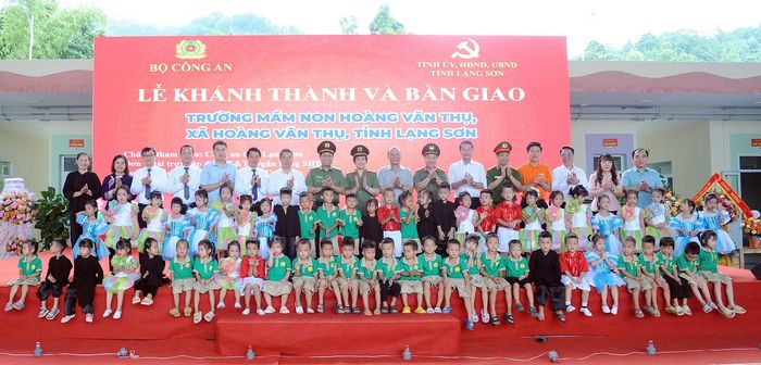 Thiếu tướng Nguyễn Hồng Nguyên, Phó Chánh văn phòng Bộ Công an; đồng chí Đoàn Thanh Sơn, Phó Chủ tịch UBND tỉnh và Đại tá Vũ Thanh Tùng, Giám đốc Công an tỉnh Lạng Sơn cùng các đại biểu, thầy, cô giáo và các em học sinh Trường Mầm non Hoàng Văn Thụ tại buổi lễ khánh thành.