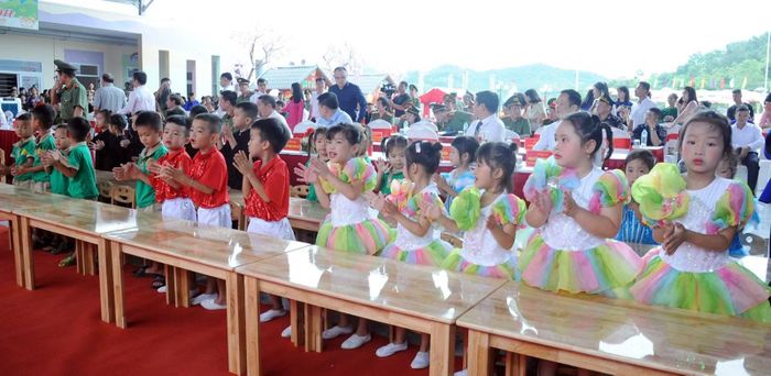 Các em học sinh Trường Mầm non Hoàng Văn Thụ háo hức tại buổi lễ khánh thành ngôi trường mới.