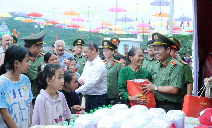Thiếu tướng Nguyễn Hồng Nguyên, Phó Chánh văn phòng Bộ Công an thăm hỏi và trao quà tặng các em học sinh, người dân xã Hoàng Văn Thụ.