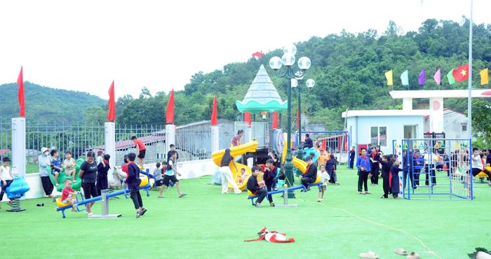 Các em học sinh nô đùa tại khu vực vui chơi của Trường Mầm non Hoàng Văn Thụ.