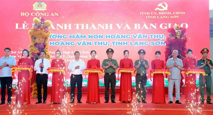 Các đại biểu cắt băng khánh thành Trường Mầm non Hoàng Văn Thụ.