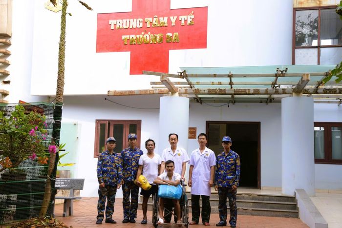 Đưa ngư dân rời Trung tâm Y tế Trường Sa để lên tàu Trường Sa 18 về đất liền.