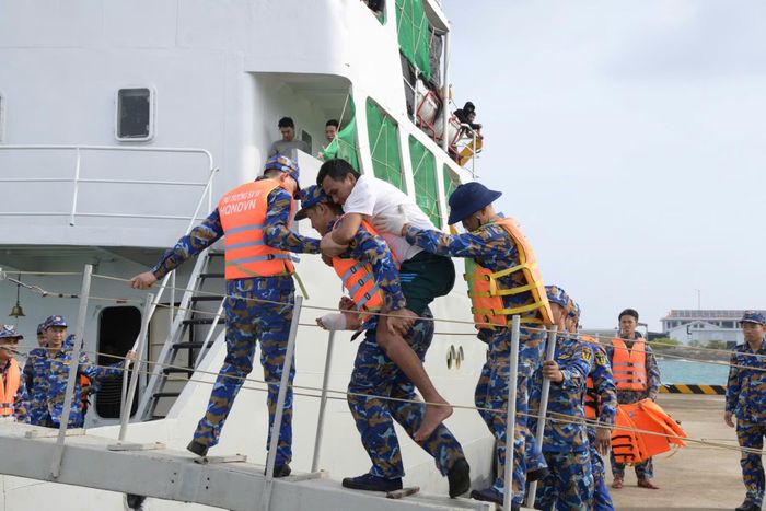 Cán bộ, chiến sĩ hải quân đảo Trường Sa hỗ trợ một số ngư dân lên tàu Trường Sa 18.