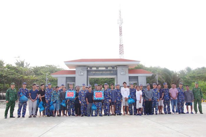 Nhóm ngư dân được cán bộ, chiến sĩ đảo Trường Sa tặng quà trước khi lên tàu Trường Sa 18 trở về đất liền.