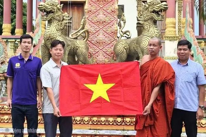 Công an tỉnh Cà Mau thăm hỏi, tặng cờ Tổ quốc Chùa Sala Phothichum, tại phường Bạc Liêu.
