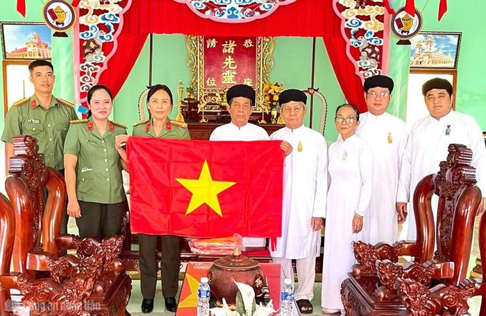 Công an tỉnh thăm hỏi, tặng cờ Tổ quốc nhân dịp Quốc khánh 2/9 tại Hội thánh Cao Đài Tòa thánh Tây Ninh tỉnh Cà Mau (phường Tân Thành).