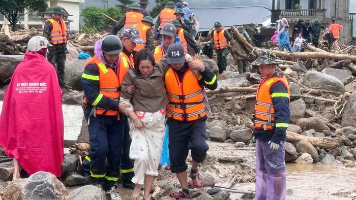 Lực lượng Công an tỉnh Lai Châu sơ tán, giải cứu nhiều người dân bị kẹt giữa dòng lũ tại xã Mường Than.