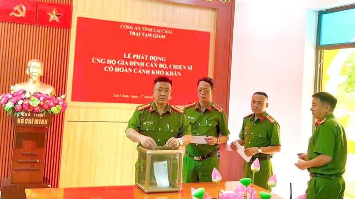 Cán bộ, chiến sĩ Trại tạm giam Công an tỉnh Lai Châu quyên góp ủng hộ gia đình Đại úy Thào A Chinh có hoàn cảnh khó khăn.